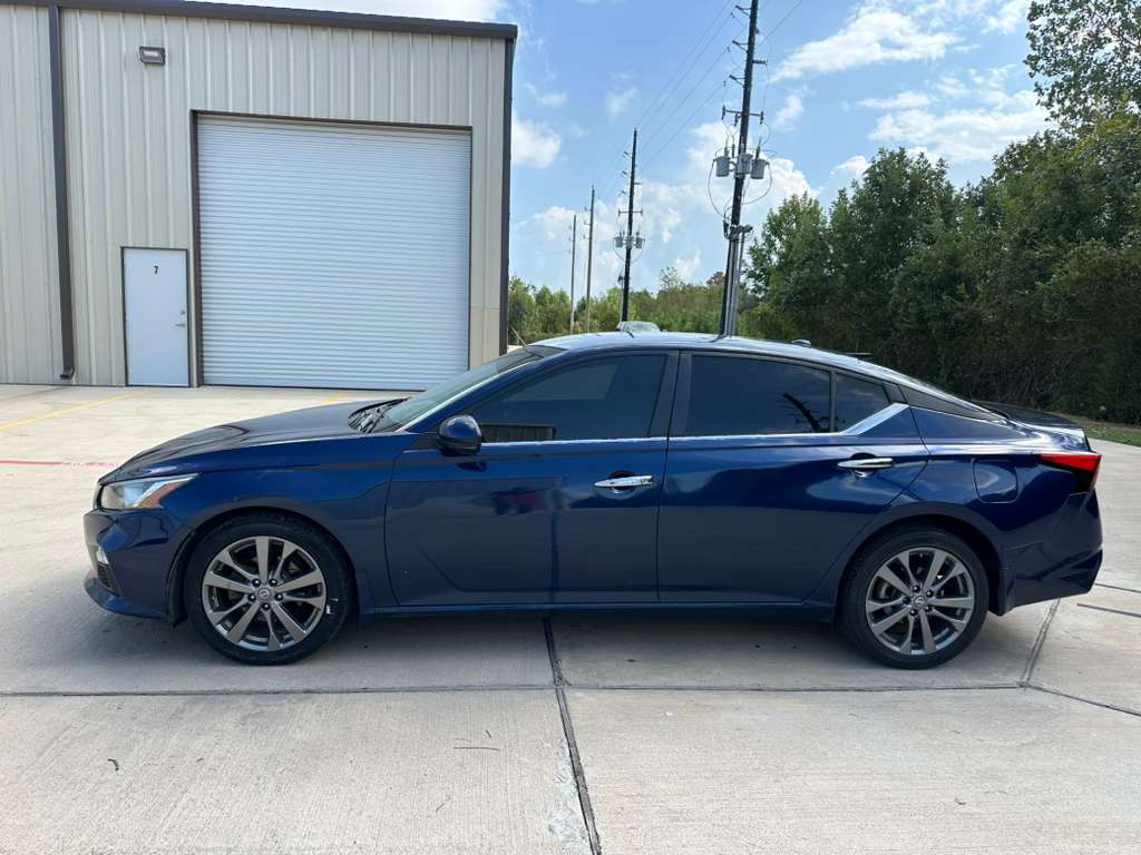 Nissan Altima 2020 con 56,430 millas