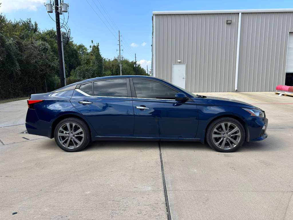 Nissan Altima 2020 con 56,430 millas