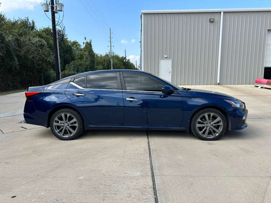 Nissan Altima 2020 con 56,430 millas