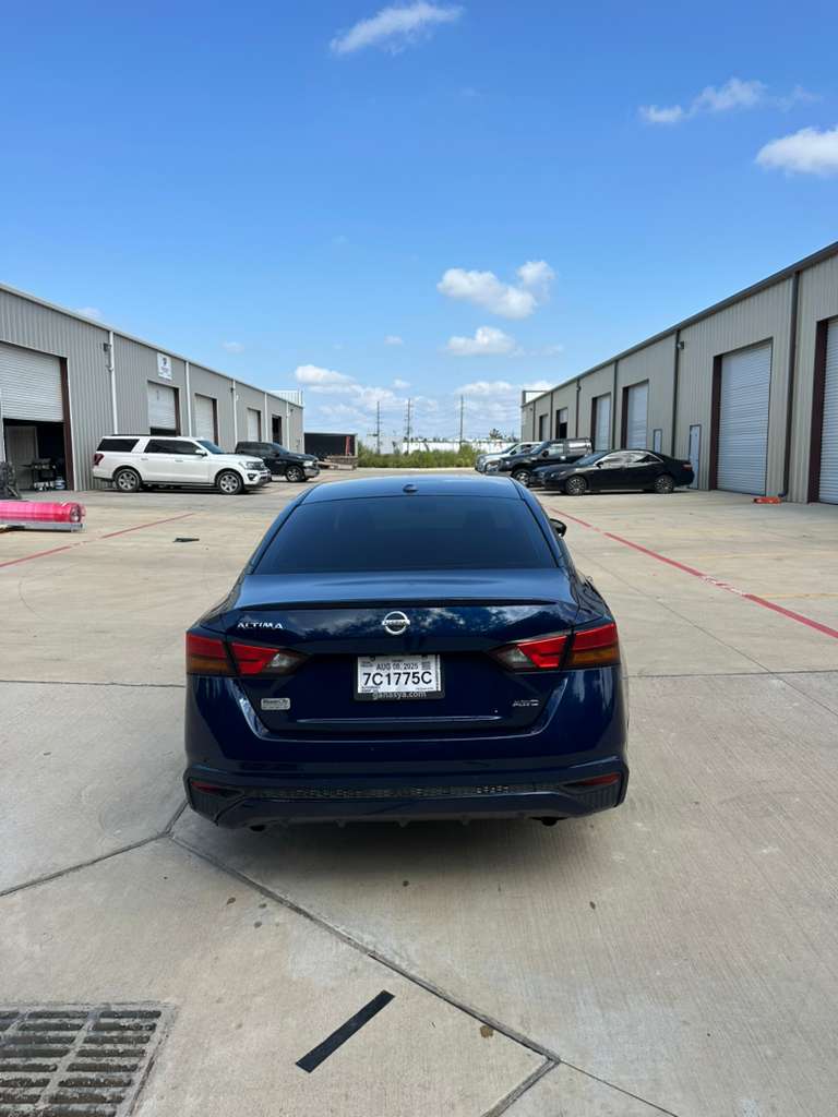 Nissan Altima 2020 con 56,430 millas